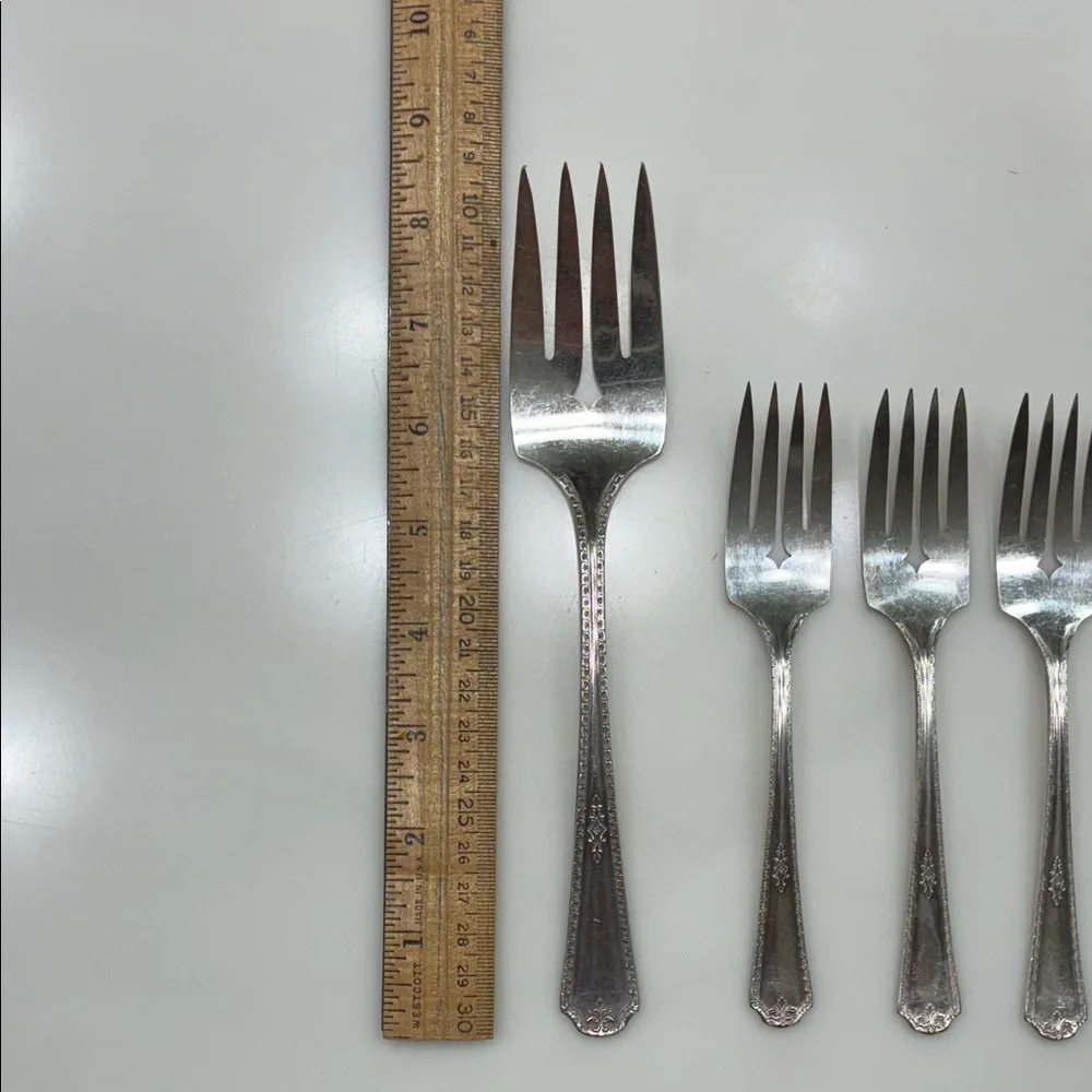 SUPERIOR WILCOX SILVER PLATE MEAT FORK AND 6 SALAD FORKS VINTAGE